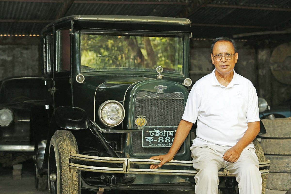 ১৯২৭ সালের একটি শেভ্রোলেট গাড়িতে বসে আছেন মাহমুদুল ফারুক। ছবি: সুমন ইউসুফ