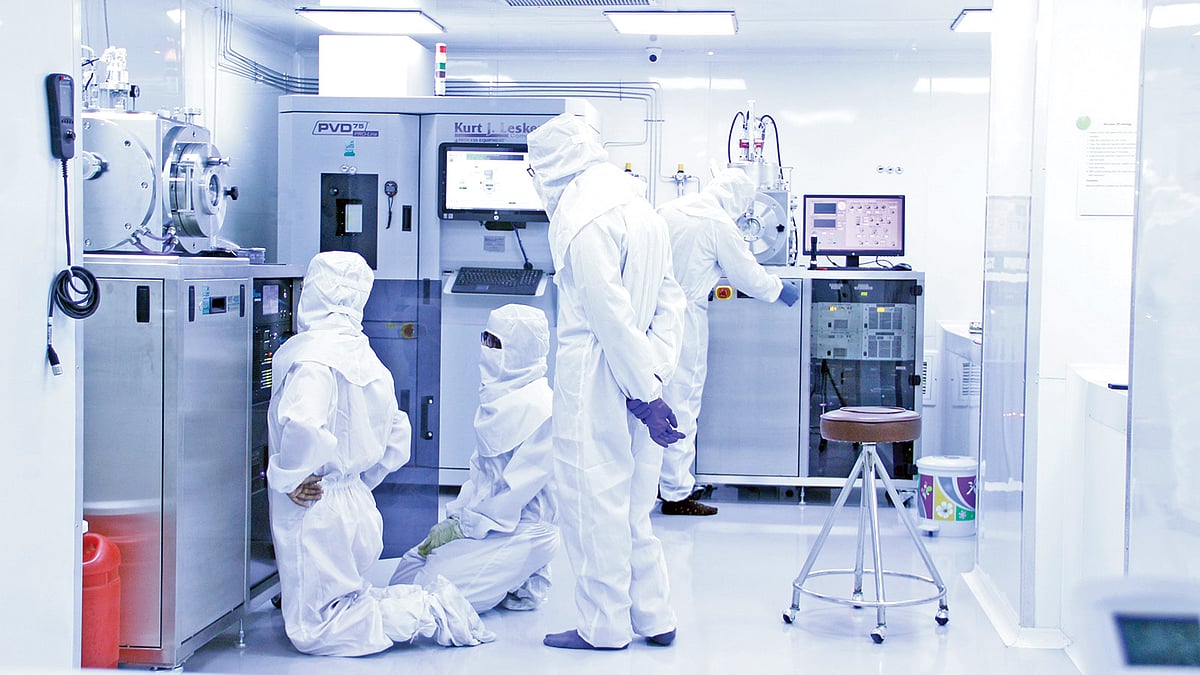 বাংলাদেশ বিজ্ঞান ও শিল্প গবেষণা পরিষদের বিজ্ঞানীরা ‘ক্লিন রুম ল্যাব’ পরীক্ষাগারের দ্বিতীয় প্রজন্মের সৌর কোষের ফেব্রিকেশন করছেন l ছবি: বিসিএসআইআর