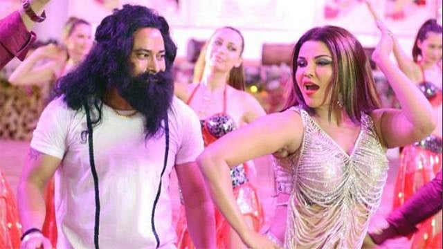 রাম রহিম সিংয়ের বায়োপিকের একটি গানের শুটিংয়ে রাখি সাওয়ান্ত। ছবি: টুইটার