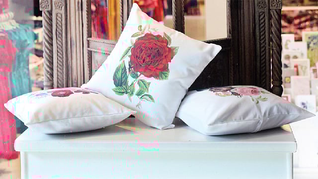 হাতে আঁকা কুশন কভার জনপ্রিয় এখন। কৃতজ্ঞতা: মায়াসির, ছবি: নকশা