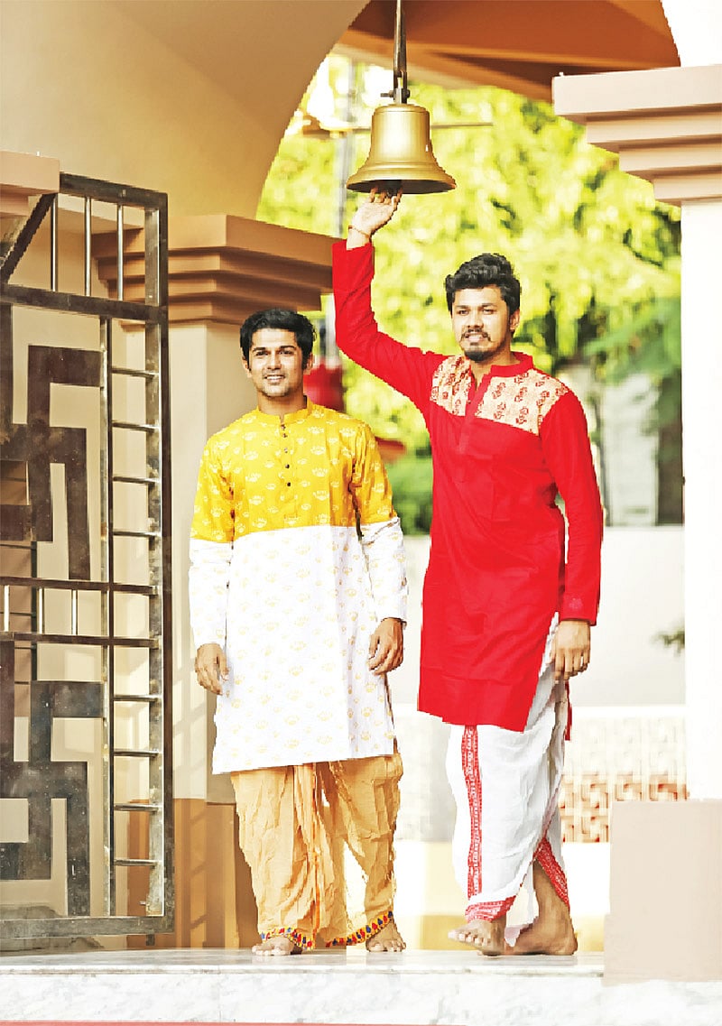 পাঞ্জাবির সঙ্গে ধুতি—নিয়ে আসবে পূজার আমেজ। মডেল: বাপ্পা ও অন্তু, ছবি: সুমন ইউসুফ
