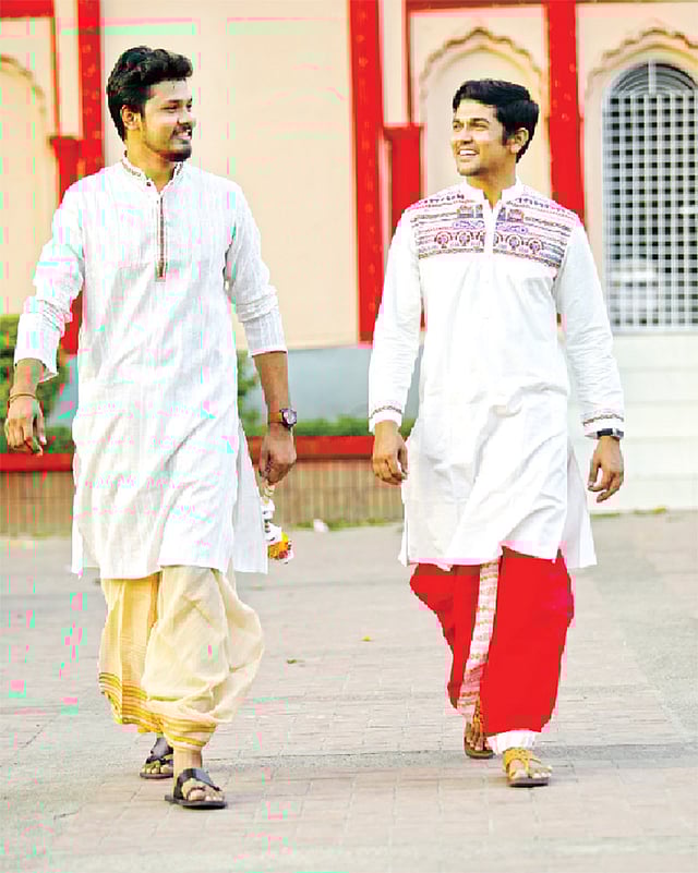 খোলা ও সেলাই করা দুই ধরনের ধুতিই রয়েছে। পোশাক: কে ক্র্যাফট, রঙ বাংলাদেশ