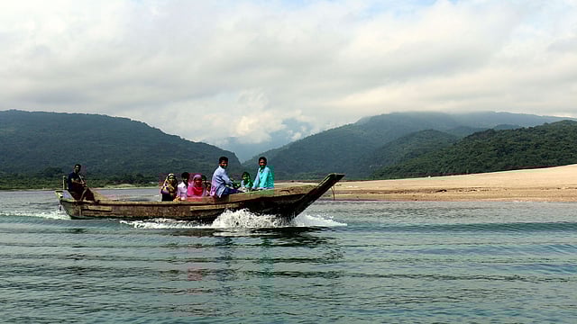 চাইলে নৌকায় করে ঘুরে দেখা যায় পুরো এলাকা।