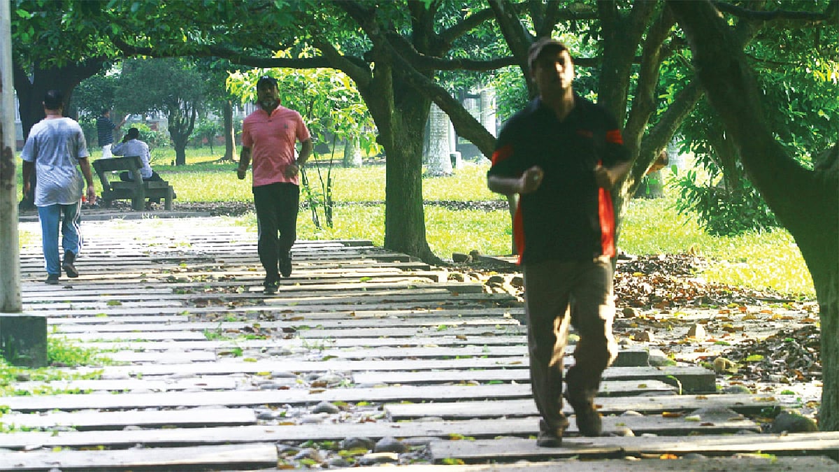 ওজন বেশি থাকলে কমাতে হবে। ছবি: অধুনা