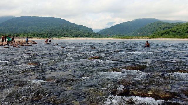 বিপুল জলারাশিতে ডুবে আছে অসংখ্য ছোট-বড় পাথর।