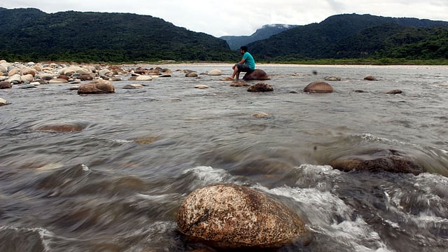 পাথর বিছানো থাকায় ধলাই নদের ওপর দিয়ে সহজেই হাঁটা যায়।