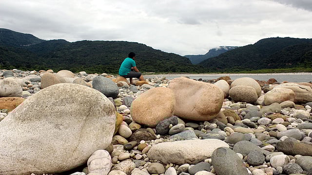 যুগ যুগ ধরে নদের পাড়ে পড়ে আছে বিশাল আকৃতির পাথর।