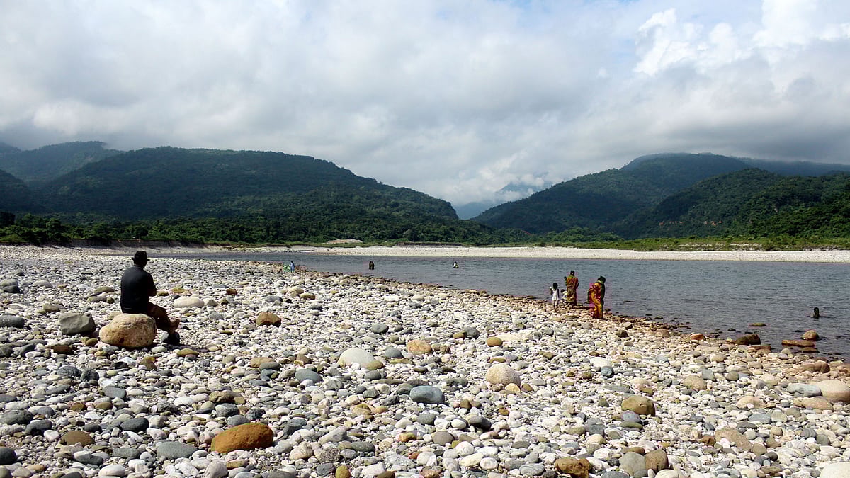 ধলাই নদের উভয় পাড়ে ছড়িয়ে আছে ছোট-বড় পাথর।
