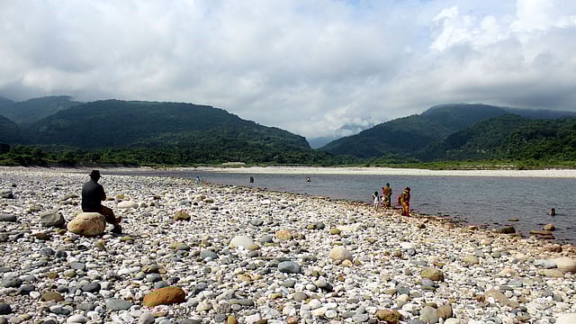 ধলাই নদের উভয় পাড়ে ছড়িয়ে আছে ছোট-বড় পাথর।