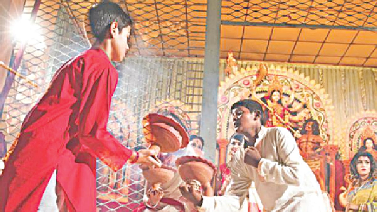 মণ্ডপে ভক্তদের ধূপতি হাতে নৃত্য l ছবি: সংগৃহীত