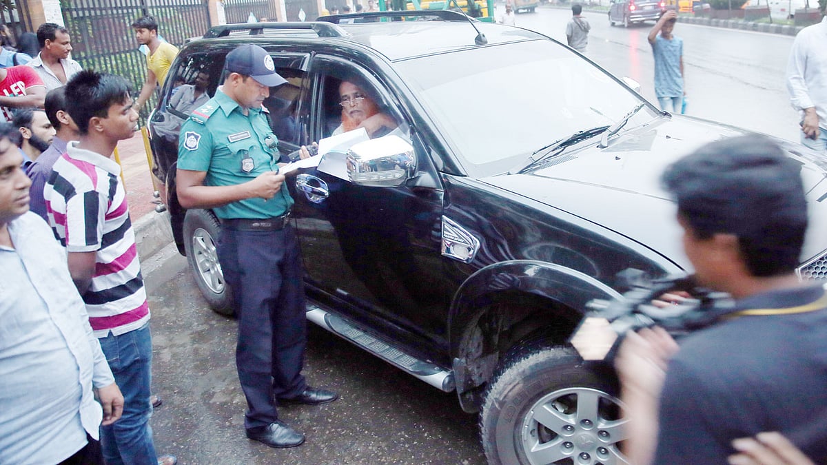 জরিমানা করা হলেও উল্টো পথে গাড়ি চলছেই