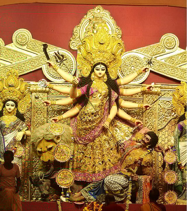 মধ্য কলকাতার লেবু পার্ক এলাকার সন্তোষ মিত্র স্কয়ারের সোনার শাড়ি পরা দেবী দুর্গা। ছবি: ভাস্কর মুখার্জি