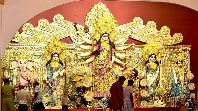 মধ্য কলকাতার লেবু পার্ক এলাকার সন্তোষ মিত্র স্কয়ারের সোনার শাড়ি পরা দেবী দুর্গা। ছবি: ভাস্কর মুখার্জি