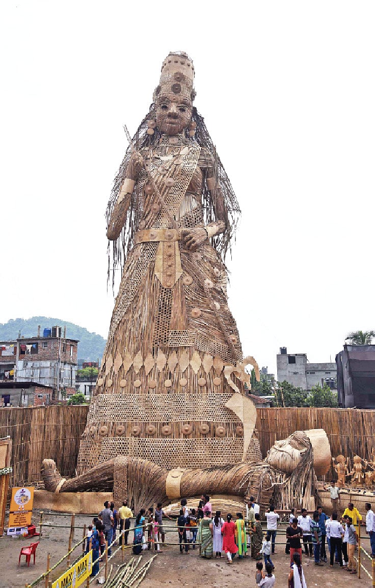 বাঁশ দিয়ে তৈরি ১০১ ফুটের দুর্গাপ্রতিমা। ছবি: দেবাশিস রায়
