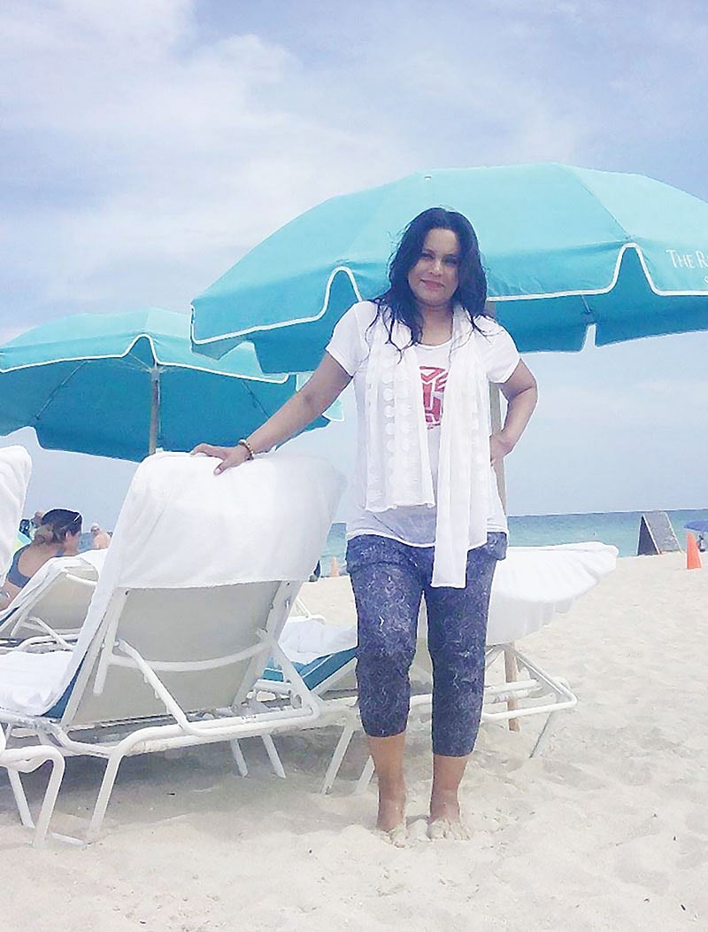 মায়ামি সৈকতে লেখিকা