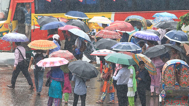 এবারের শরতে যে পরিমাণ বৃষ্টি হয়েছে, তা ভরা বর্ষাকেও হার মানিয়েছে। প্রথম আলো ফাইল ছবি