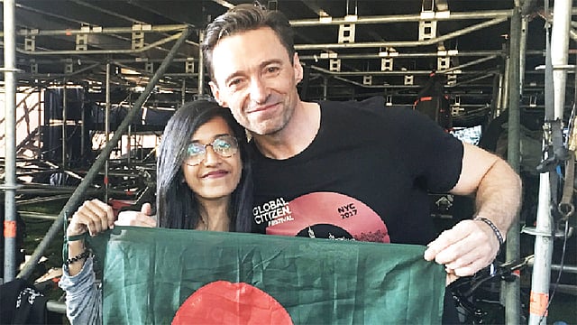 হিউ জ্যাকম্যানের সঙ্গে বাংলাদেশের পতাকা হাতে