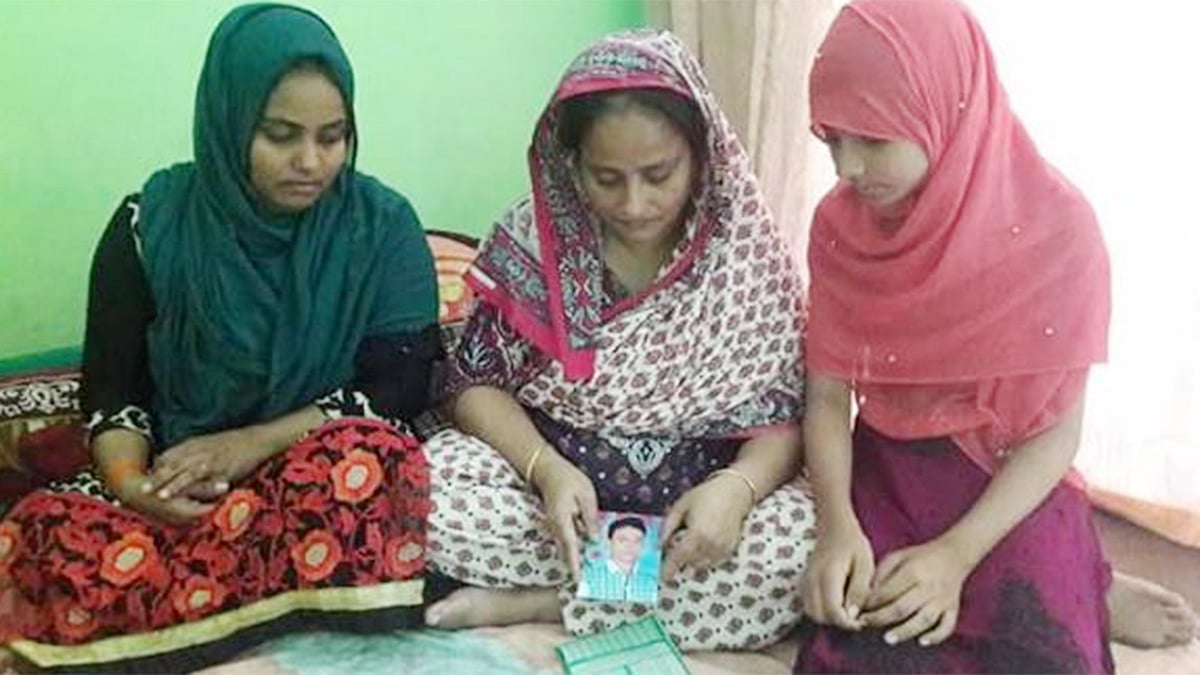 সাজ্জাদের ছবি হাতে মা রাশেদা বেগম l ছবি: প্রথম আলো