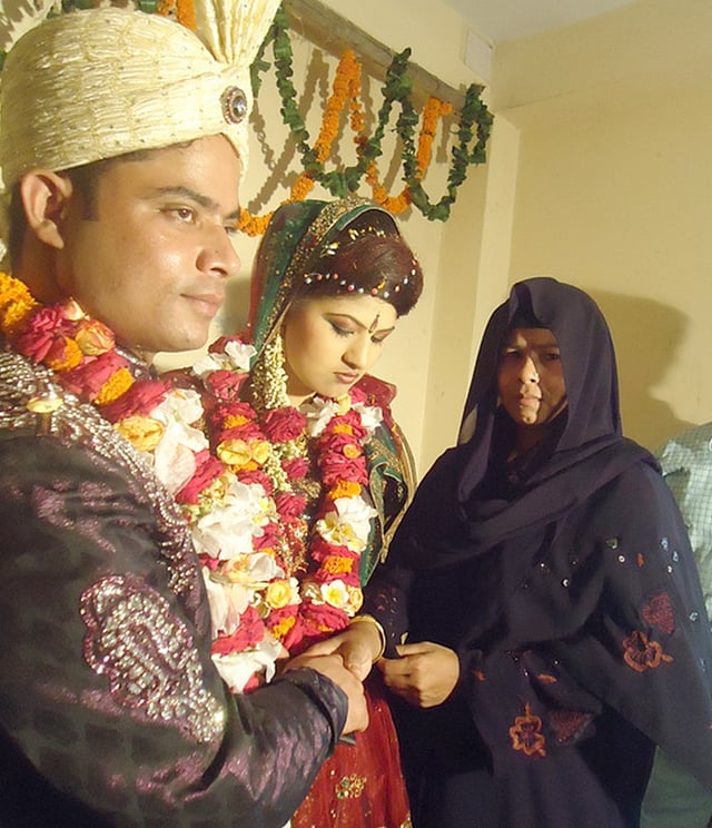 বিয়ের আসরে বর মোহাম্মদ মুনজুর উদ্দিন, জান্নাতুল নাঈম ও তাঁর মা। ছবি: সংগৃহীত