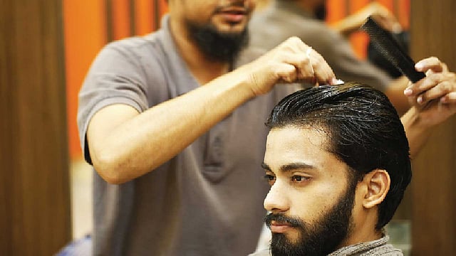 তুলায় বিশেষ রাসায়নিক নিয়ে চুলে লাগানো হয়