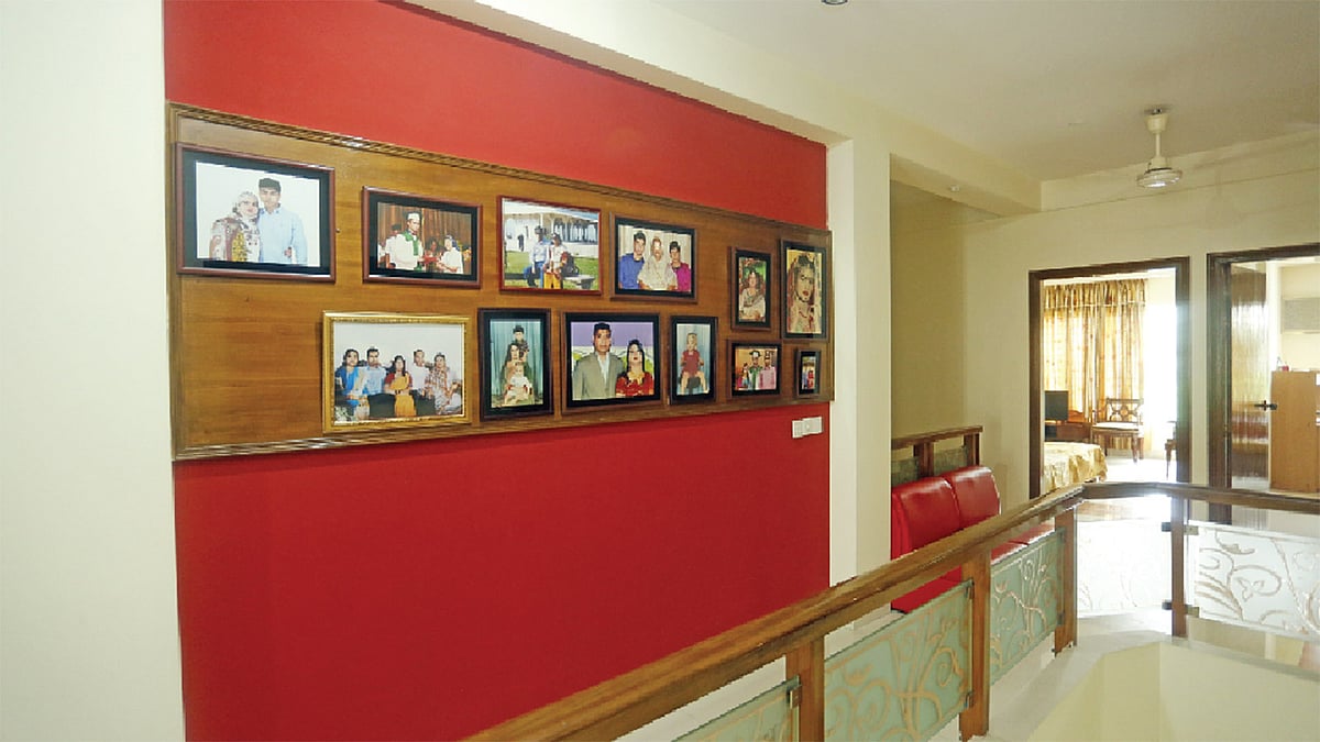 দেয়ালের একটি অংশে রাখতে পারেন বাঁধানো ছবি। কৃতজ্ঞতা: গুলশান নাসরীন চৌধুরী