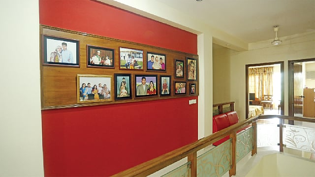 দেয়ালের একটি অংশে রাখতে পারেন বাঁধানো ছবি। কৃতজ্ঞতা: গুলশান নাসরীন চৌধুরী