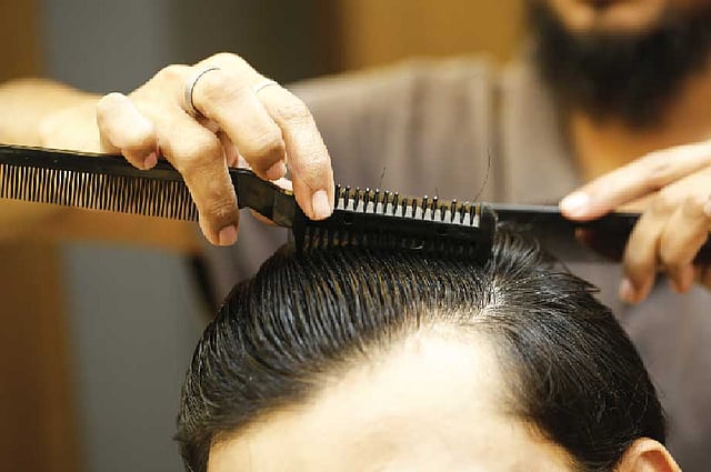 আগুনের তাপ লাগার পর সহজেই চুল অন্যদিকে বসানো যায়