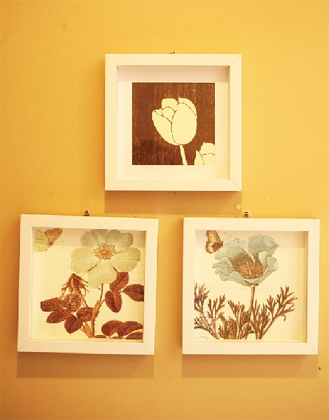 সাদা কাঠের ফ্রেমও বেশ নান্দনিক। ছবি: নকশা