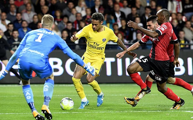 ‘ড্রিবলিং’য়ের সময় নেইমারের মাথা কাজ করে বিমানের ‘স্বয়ংক্রিয় পাইলট’-এর মতো। ছবি: এএফপি