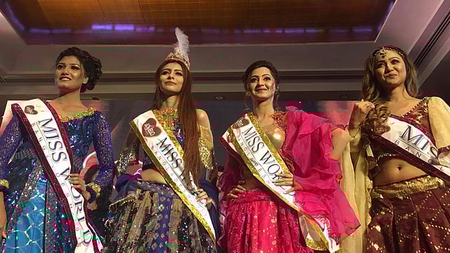 প্রথম রানারআপ ফাতেমা তুজ জাহরা আর দ্বিতীয় রানারআপ সঞ্চিতা রানী দত্ত ও রুকাইয়া জাহানের সঙ্গে ‘মিস ওয়ার্ল্ড বাংলাদেশ’ জেসিয়া ইসলাম