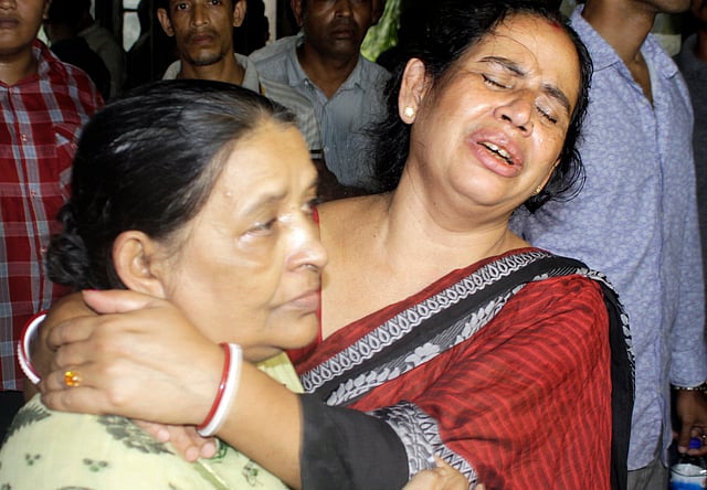 সুদীপ্ত বিশ্বাসের স্বজনদের আহাজারি। ছবি: জুয়েল শীল