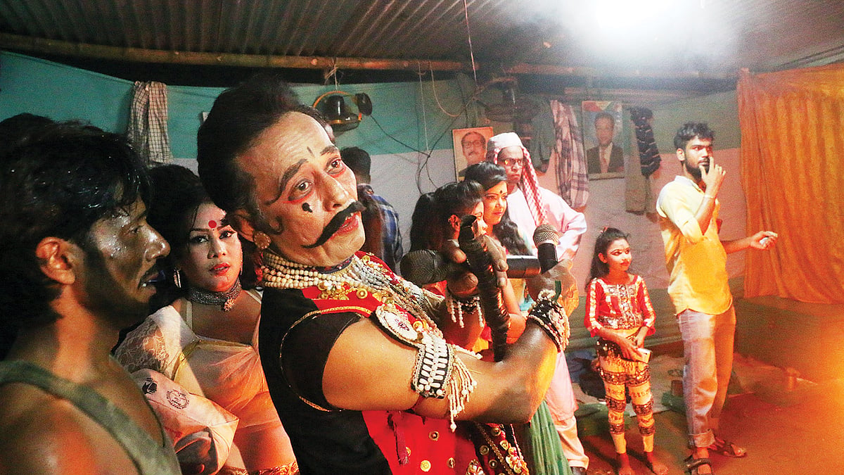 মঞ্চে ওঠার আগে