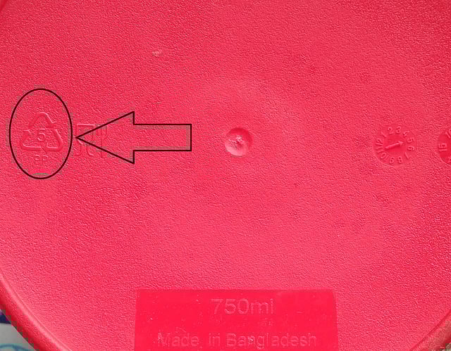 সেখানে আন্তর্জাতিক মানদণ্ডের ভিত্তিতে তিনকোনা রিসাইক্লিং চিহ্নের মধ্যেই দেওয়া আছে সতর্ক নম্বর।