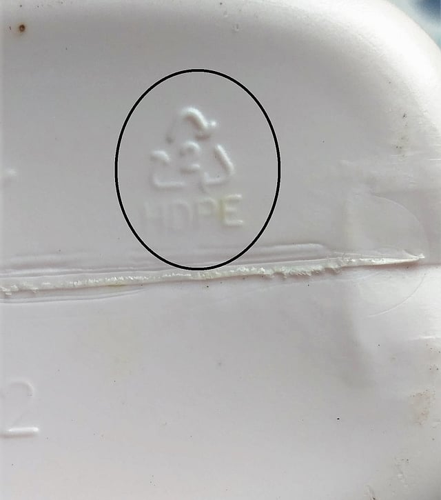 সেখানে আন্তর্জাতিক মানদণ্ডের ভিত্তিতে তিনকোনা রিসাইক্লিং চিহ্নের মধ্যেই দেওয়া আছে সতর্ক নম্বর।