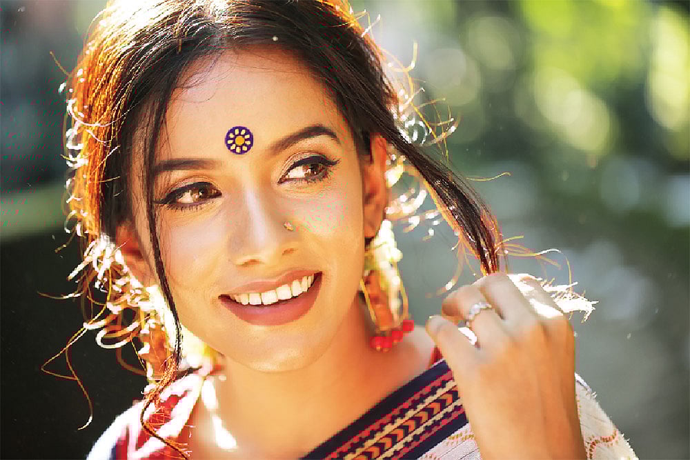 হাতে আঁকা বর্ণিল টিপ সাজেও আনে বৈচিত্র্য। মডেল: শ্রাবস্তী, টিপ: গীতিকা, সাজ: মিউনি’স ব্রাইডাল, ছবি: সুমন ইউসুফ