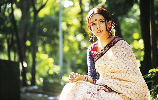 শাড়ির নকশার সঙ্গে মিলিয়ে টিপের নকশা করলেও ভালো দেখায়