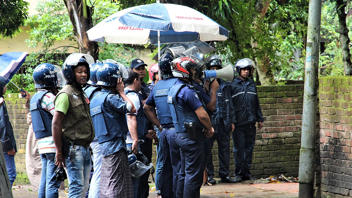 বাড়ির ভেতরে যাঁরা আছেন, তাঁদের আত্মসমর্পণের আহ্বান জানানো হচ্ছে। ৯ অক্টোবর, ঘোপ নোয়াপাড়া রোড, যশোর। ছবি: এহসান-উদ-দৌলা