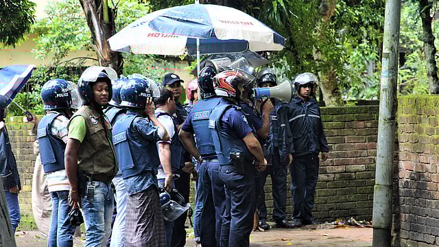 বাড়ির ভেতরে যাঁরা আছেন, তাঁদের আত্মসমর্পণের আহ্বান জানানো হচ্ছে। ৯ অক্টোবর, ঘোপ নোয়াপাড়া রোড, যশোর। ছবি: এহসান-উদ-দৌলা