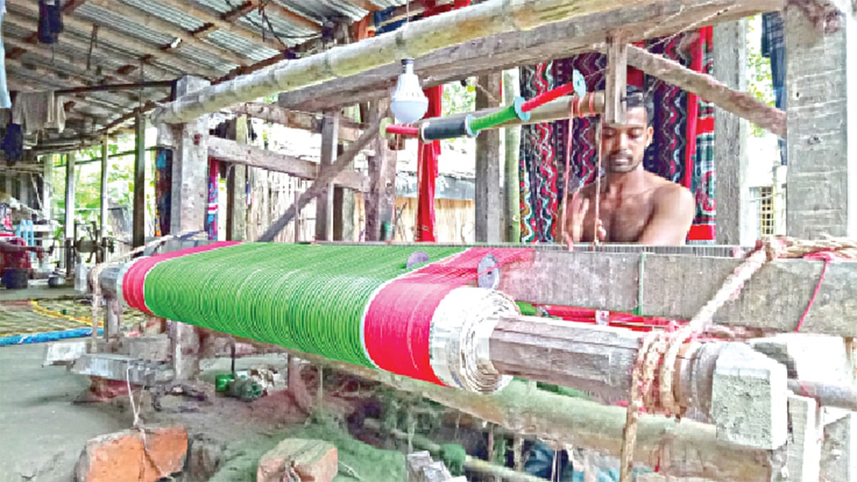 তাঁতে গামছা বুনছেন এক তাঁতি। ছবিটি কুষ্টিয়া জেলার কুমারখালী উপজেলার আদাবাড়িয়া থেকে তোলা l প্রথম আলো