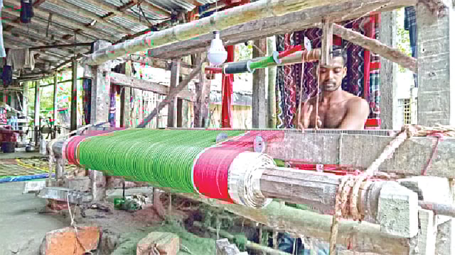 তাঁতে গামছা বুনছেন এক তাঁতি। ছবিটি কুষ্টিয়া জেলার কুমারখালী উপজেলার আদাবাড়িয়া থেকে তোলা l প্রথম আলো
