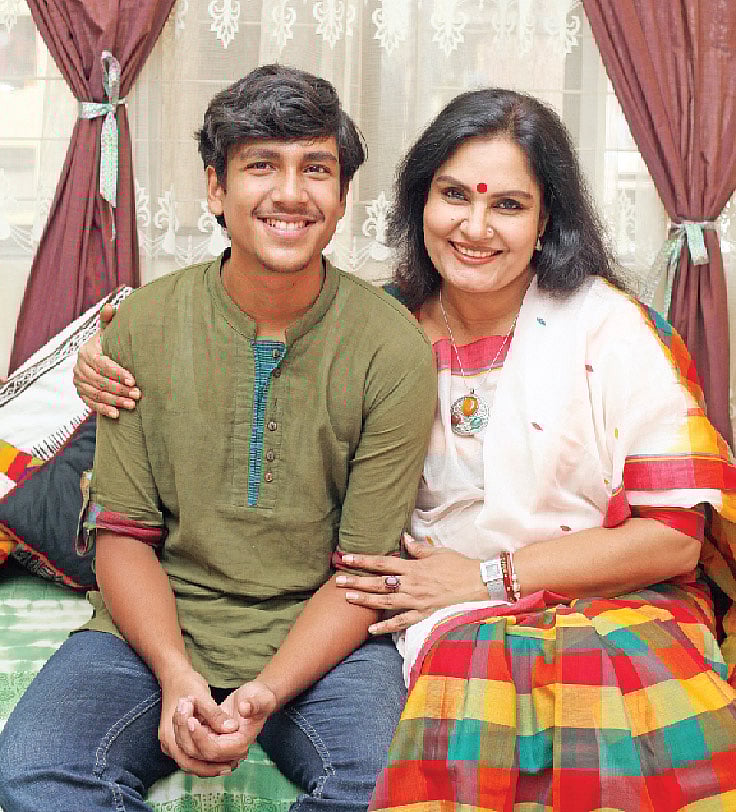 মা শাহনাজ খুশীর সঙ্গে ছেলে। ছবি: খালেদ সরকার