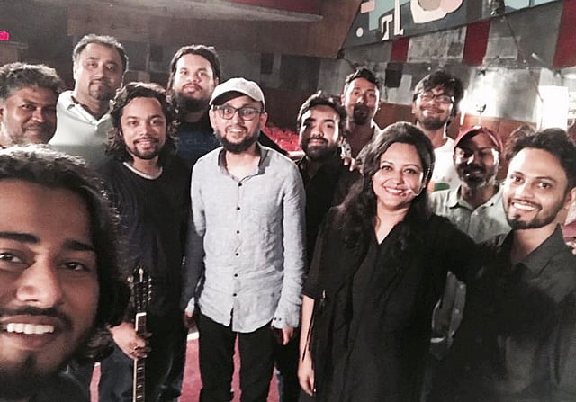 ‘আহারে জীবন’ গান ভিডিওর শুটিং শেষে মোস্তফা সরয়ার ফারুকীর সঙ্গে চিরকুটের সদস্যরা