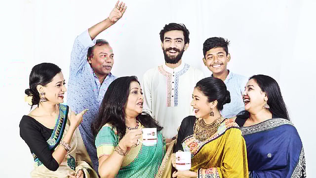 প্রথম আলোর সঙ্গে আড্ডায় মেতেছিলেন গহীন বালুচর–এর অভিনয়শিল্পীরা। বাঁ থেকে পেছনে: ফজলুর রহমান বাবু, তানভীর, রাসেল। (সামনে) মুন, সুবর্ণা মুস্তাফা, নীলাঞ্জনা নীলা ও রুনা খান। ছবি: খালেদ সরকার