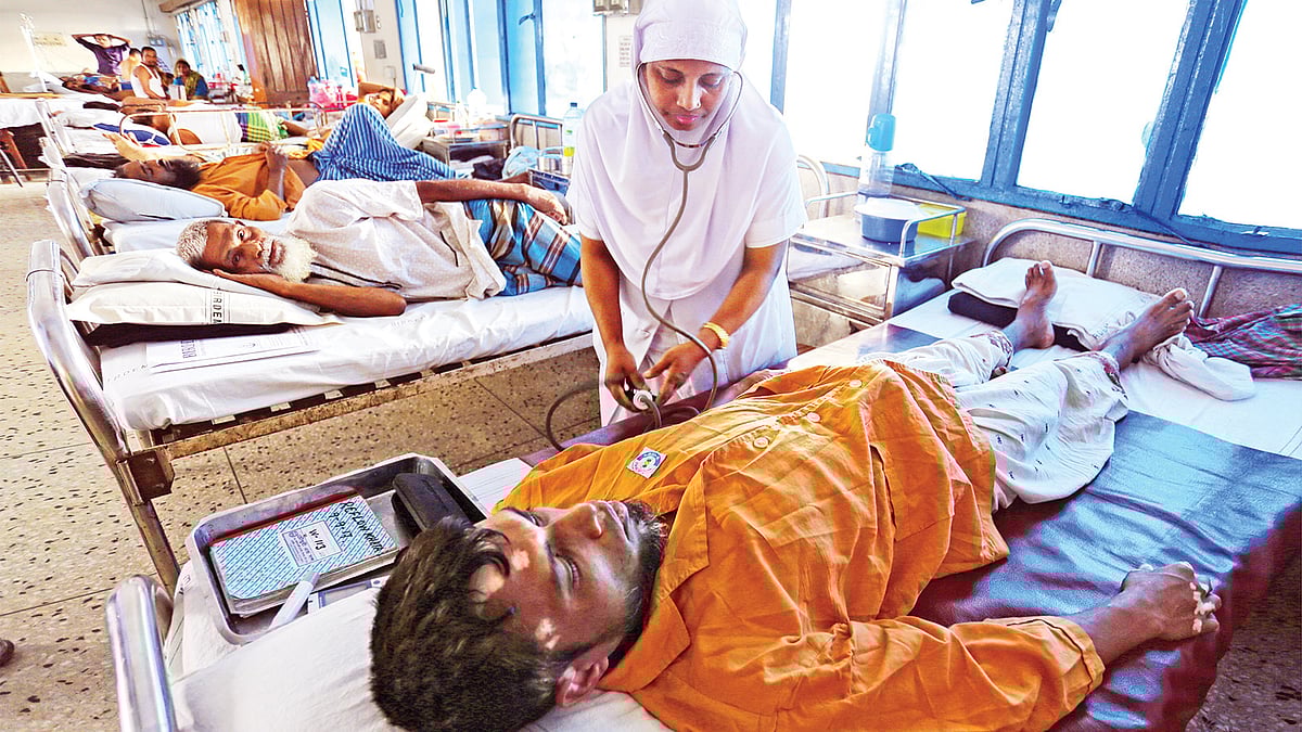 বারডেম হাসপাতালের একটি সাধারণ ওয়ার্ডে চিকিৎসা নিচ্ছেন রোগীরা l প্রথম আলো
