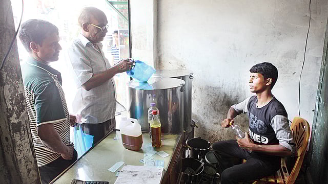 সব তেলই খুচরা বিক্রি হয়