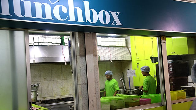 ‘লাঞ্চবক্স’–এ কাজ করছেন দুজন কর্মী।