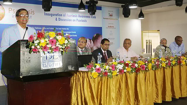 সোরিয়াসিস অ্যাওয়ারনেস ক্লাব গঠন ও সোরিয়াসিস বিষয়ে আলোচনা অনুষ্ঠানে প্রধান অতিথি হিসেবে বক্তৃতা করেন প্রথম আলোর সম্পাদক মতিউর রহমান। ছবি: জাহিদুল করিম