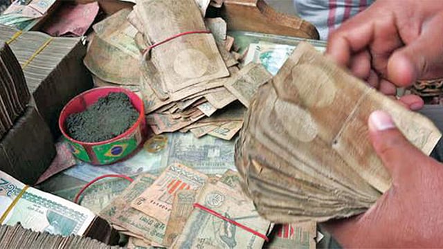 দেশের সব ব্যাংকে ছেঁড়াফাটা ও ময়লাযুক্ত সব ধরনের নোট পাল্টে নেওয়া যায়। প্রথম আলোর ফাইল ছবি