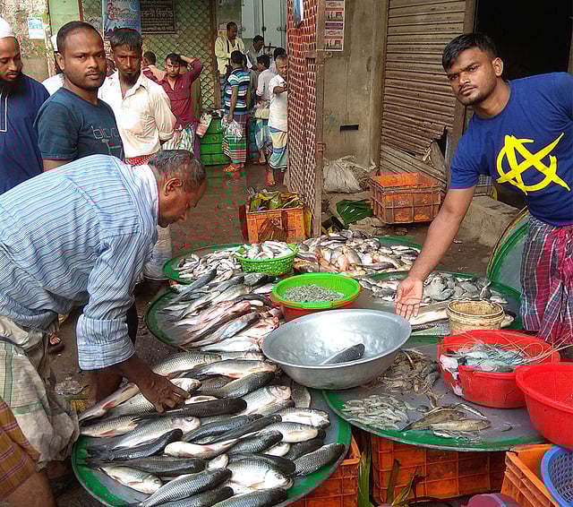 ক্রেতা-বিক্রেতার দর-কষাকষি চলছে। ছবিটি আজ সোমবার ভোরে তোলা। ছবি: নাজনীন আখতার