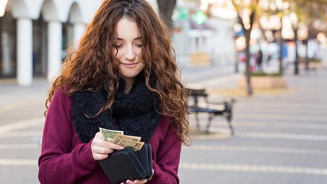 টাকা ধার দেওয়ার ক্ষেত্রে মেয়েরা বেশি উদার। ছবি: সংগৃহীত